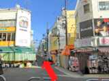 左手に『ボラボラ』、右手に『東京靴流通センター』の間の通りを直進します。