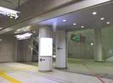 「品川シーサイド駅」の改札を出たら、左に曲がります。出口Cに向かいエスカレーターに乗り、地上に向かいます。
