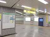 「豊洲駅」の改札を出て、3番出口に向かいます。
3番出口のエスカレーターを上ります。