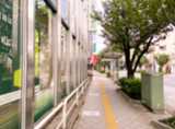 横断歩道を渡り、三井住友銀行の先に「ほけんの窓口」があります。