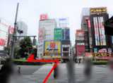 JR・東京メトロ「池袋駅」東口（中央）を背にして交差点を渡り、「マツモトキヨシ」と「交番」の間の道をまっすぐ進みます。
しばらく進みますと三井住友銀行のある交差点がでてきますので、そちらを渡ります。