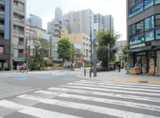 「東京メトロ 日比谷線 人形町駅」よりお越しの場合、A2番出口から地上へお上がりください。
地上に出ますと「甘酒横丁交差点」が見えますので、右手方向（水天宮方面）へ約150mお進みください。
