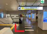 「西武新宿駅」の正面口改札を出て直進されると「サブナード・歌舞伎町方面」の看板がございますので、階段を下りて地下街に進みます。
地下街に下りて右に曲がりますと「新宿サブナード」の青い看板が見えてまいります。
さらに直進されると「新宿サブナード入口」の扉がございます。