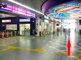 「京王多摩センター駅」（中央改札口）、「小田急多摩センター駅」（西口）改札を出て、
左手にまっすぐお進みください。