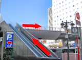 エスカレーターを登っていただきましたら、「立川駅」に向かって右後方にお進みください。