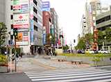 「吉祥寺駅」北口を出たら、正面の横断歩道を渡ります。