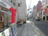 SoftBankさんのお店のある通りを直進していただくと左側に当店がございます。