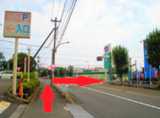 バスでお越しの際は、「東京高専前」バス停で下車し、左手に「スーパーアルプス」右手に「AOKI」が見える交差点を右折します。