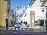 イトーヨーカドーと三井住友銀行の間を右に曲がります。
