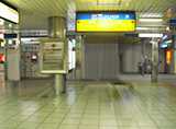 横浜市営地下鉄をご利用の方は、改札を出て左に行きエスカレーターでB1Fに上り西口を目指します。
JRをご利用の方は「戸塚駅」地下改札を出て左です。