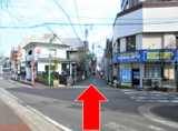 四差路を綱島商店街方面へ進みます。つきあたりが東急東横線「綱島駅」になりますので、左手側に進んでいきますと当店がございます。
（駅からの道順写真②をご参照ください）ご来店お待ちしております。