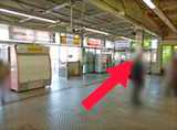 JR「新川崎駅」の改札を出て右に進み階段を降ります。
歩道を進み新川崎スクエア方面へと進んでください。