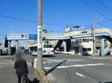 川崎・矢向方面からは末吉橋交差点を右折後、直進してください。（左手に入口がございます）