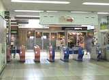 小田急線「伊勢原駅」改札口は1か所です。改札を出たら左手にお進みください。