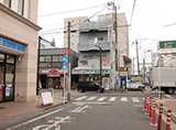 小田急江ノ島線「鶴間駅」東口（改札からみて左手）の階段の先にコンビニがございます。
コンビニの角を「左」へ。