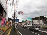 長崎方面からお越しのお客さまは、ニトリ時津店を目印に進んでください。