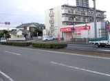 交差点右折後、
約70ｍ右手に「ほけんの窓口 宮崎大塚店」があります。