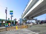 橋本二丁目交差点、角のファミリーマート橋本駅前店の横を通り、
まっすぐ進みます。