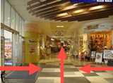中央出入口「B」からお入りになって左手、サンマルク側からお越しの場合は中央出入口「B」前を右手にお進みください。
向かって右側に当店が見えます。