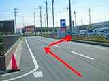 信号右折後、100mほど直進すると右手に駐車場の看板が見えてきます。