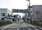 「宇部新川駅」を背に、
左手「松島町商店街」を直進して下さい。
