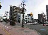 「松島町商店街」を約200Ｍほど進んで頂くと、大きな道路に出ます。
踏切の標識が目印です。
踏切の方へ、左折して下さい。