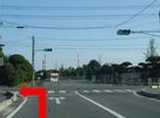 道なりに進んでいくと、工場前交差点がございます。
信号を左折してください。