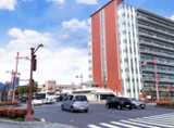 左手に広島銀行、
向かい右側に市役所が見える交差点（市役所西交差点）で右折してください。