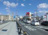 「津山駅」方面からお車でお越しの方は、
今津屋橋を渡り市街方面へ北にまっすぐお進みください。
（鶴山通り）