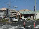 ②「バースディ」の交差点を、北へ約250ｍお進みください。
桜井高校の向かいに、当店がございます。