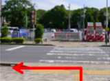 駅を出てすぐ三井リパーク駐車場を正面に左折します。