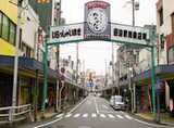 田辺駅前商店街を直進してください。