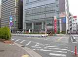 近鉄「大和西大寺駅」北口を出ていただき、右へ進んでください。