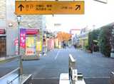 近鉄「王寺駅」(生駒線)からは、改札をまっすぐ進み、
ロータリー手前を左へお進みください。