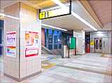 東葉高速鉄道「村上駅」の改札を出て、階段を下ります。