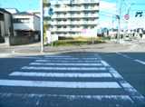 ヒダカヤ黒田店を通り過ぎてつきあたり交差点の横断歩道を渡り、
右折します。