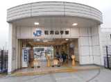 1・JR学研都市線、「松井山手駅」の改札を出て、
左へお進みください。