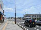 鹿島街道の「いわき小名浜支所」のある花畑町交差点を平方面に直進します。
