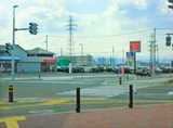 JR「天童南駅」の改札を出て『イオンモール天童店』方面へ直進すると、「ほけんの窓口」の赤い看板が見えます。