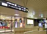 【ＪＲでご来店の場合】
JR「新札幌駅」から出てすぐ右が『duo2』入口（2F）です。