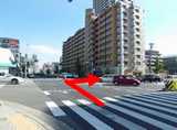 神戸方面（西）からお越しの方は「御影中前」交差点を右折。