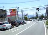 韮崎方面よりお越しのお客さまは中下条交差点を右へお曲がりください。