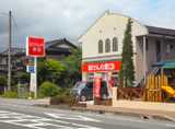 店舗は「コープデイズ豊岡」「丸亀製麺」「くら寿司」がある道沿いにあり、
ケーキの「KATASHIMA」の向い側です。