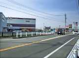 名鉄犬山線「江南駅」方面から県道17号線を北上していただき、
「村久野金森」交差点の左手にMEGAドン・キホーテUNY江南がございます。