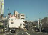 田辺方面からお越しの場合、平野東1交差点を右折します。