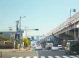 東大阪方面（中央環状線）からお越しの場合、
加美福井戸東交差点をそのまま直進し、
亀井東交差点を右折すると当店がございます。
