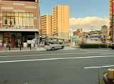 すぐにイオンスタイル東淀川店が見えてきます。
施設の東側に駐車場入り口があります。