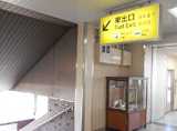 ※駅から店舗まで、徒歩約10分程になります。
JR阪和線「鳳駅」の東出口の階段を降ります。