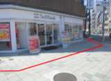 ソフトバンクショップの角を曲がり約20m先に京橋店があります。
赤いのぼりが目印です。