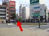 「松本駅」（お城口）を背にしまして左ななめ前方方向、
「カラオケのビックエコー」様と「御菓子司藤屋」様の間の道をお進みください。